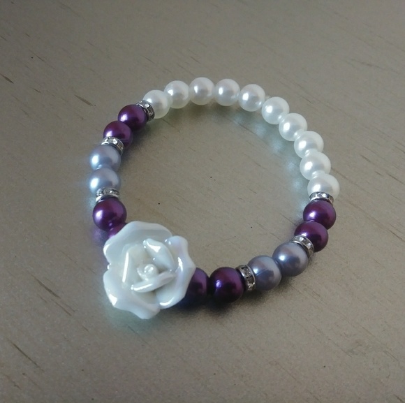 Handmade rose and faux pearls bracelet - Picture 3 of 3
